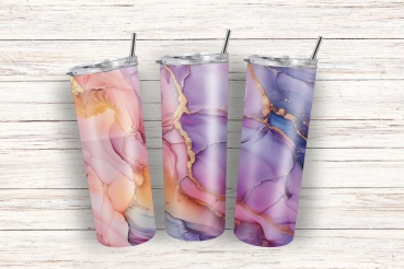 Preview: Thermobecher mit abstraktem Pastell-Design – Sanfte Eleganz (590ml) Preview: Drei Thermobecher mit einem abstrakten Pastell-Design in Rosa-, Lila- und Goldtönen, nebeneinander auf einem weißen Holzuntergrund präsentiert, mit integriertem Trinkhalm und luxuriösem Finish.